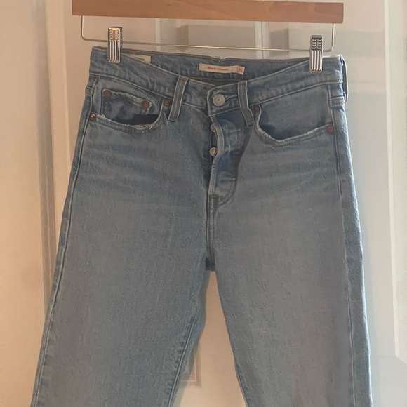 LEVI WOMEN'S HIGH RISE WEDGIE STRAIGHT JEANS LIGHT WASH DISTRESSED HOLE SZ 25x28 - Picture 5 of 12